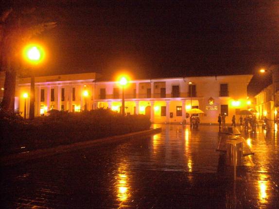 Praça central de Popayan, na Colômbia, de noite